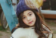 5歲小女孩「天使臉孔+甜美笑容」，讓大家驚艷不已！看到她的媽媽後，網友直呼：「簡直就是神複製！」-酷播亮新聞