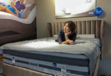 席夢思名床19999元！買義大利全牛皮休閒椅送小米機器人？睡眠王國年終最後一檔 新開幕永康館直擊 森林房與海洋房-酷播亮新聞