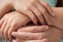 懷孕期間患有灰指甲該怎麼?准媽媽這樣做 改善了病甲又不影響孩子-酷播亮新聞