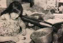 她慘遭丈夫拋棄,帶著2個女兒在碼頭賣水餃,如今已成「餃子皇后」的她一年賺200億!-酷播亮新聞