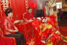 結婚那天我現場打開婆婆給的厚紅包，引來哄堂大笑，老公火了-酷播亮新聞