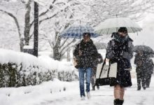 日本女孩冰天雪地為啥還光腿-酷播亮新聞