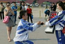 屌絲中學生天安門前秀恩愛，情侶變求婚-酷播亮新聞