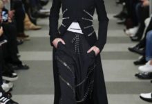 AlexanderWang2018紐約秋冬秀黑白色造型帶著墨鏡在T台上揮灑氣場-酷播亮新聞