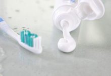 刷牙前牙膏要不要沾水？認真看看，不然刷再久的牙也一點用都沒有-酷播亮新聞