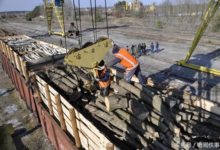 國外警方攔截下一批怪異」木材」，果不其然有問題-酷播亮新聞