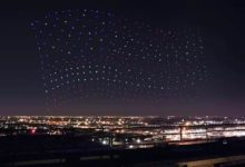 韓國冬奧會用一千多架無人機擺出空中滑雪人，隨後又變化為五環圖案是怎麼做到的？-酷播亮新聞