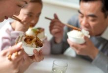 「第一次來我家吃飯也不去洗碗，讓我爸媽怎麼看，要你何用！」-酷播亮新聞