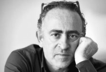 窗前 長椅上休息的人-酷播亮新聞