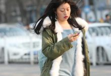 街拍短靴的女孩-酷播亮新聞