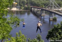 夫婦兩人不懼鐵鉤刺穿背部-酷播亮新聞