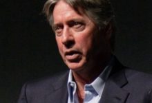 女孩 用漫畫作面具-酷播亮新聞