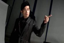 朴信惠把周杰倫大衣當坐墊，周董表情淡定：你開心就好-酷播亮新聞