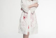 她被曝坐飛機不顧勸阻玩電腦，直言是在看劇本，美貌被贊似天仙！-酷播亮新聞