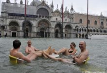大水中的威尼斯人，表情都很幸福-酷播亮新聞