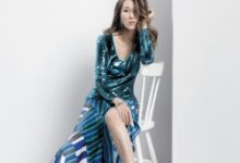 她不理追她4年的富二代，嫁給一個老男人退圈，衣品身材好到爆！-酷播亮新聞