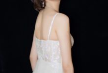 她演了30多部劇沒被記住，一和楊冪搭檔就爆紅，時尚不輸熱巴！-酷播亮新聞