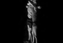 攝影師實拍黑暗中情侶們在公園草坪上-酷播亮新聞