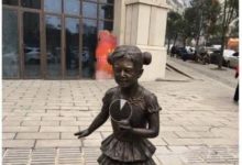 明星撞雕像合輯！你們真的不是從古時候「穿越」過來的嗎？-酷播亮新聞