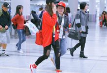 張柏芝機場被粉絲包圍笑容隨和，自己推行李接地氣-酷播亮新聞