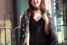 時尚小美女黑色緊身褲搭配修身小背心，時尚的穿搭盡顯成熟女人味-酷播亮新聞