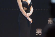 劉嘉玲52歲越瘋狂，穿黑裙故意拉掉肩帶，網友：梁朝偉受得了？-酷播亮新聞