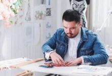 「張飛」綉郎 男生也能做刺繡-酷播亮新聞