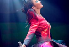 43歲李玟不服老，裸色開叉裙大膽秀身材，引起舞台下男粉絲尖叫-酷播亮新聞