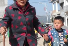 那些奶奶帶孫子的畫面，好感動-酷播亮新聞