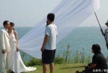 女孩身穿婚紗，街上化老年妝測試男友-酷播亮新聞