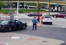 為了搶回自己的車而博命趴上引擎蓋，女車主將電影情節搬到現實生活中-酷播亮新聞