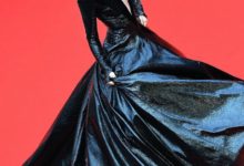 李宇春穿黑裙開到肚子，穿白裙秀起了胸，網友：想到了黑白無常！-酷播亮新聞