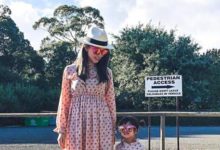 昆凌曬與小周周的母女裝合照，不料被自己的肚子意外搶鏡-酷播亮新聞