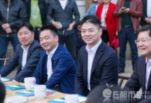 劉強東回湘潭認親 送給鄉親們100億人民幣當禮物-酷播亮新聞