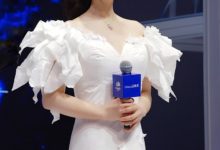 兩人同樣上半身誇張，白百何比蔣欣重8斤，卻穿出90斤既視感！-酷播亮新聞