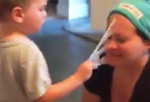 水水的女孩們都太不容易了，為了有個光滑的臉蛋，竟然願意這樣犧牲！-酷播亮新聞