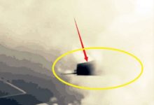 男子乘飛機時拍到白雲中鑽出尖嘴的UFO，一下子嚇得不敢吭聲-酷播亮新聞