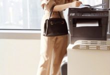 戚薇趙麗穎同穿工裝，氣質相差一大截，網友：自帶土氣是硬傷！-酷播亮新聞