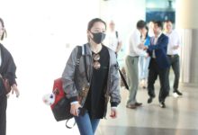 張靚穎懶理緋聞素顏現身機場，頻頻擺手心情好-酷播亮新聞