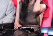 張靜初豁出去了，這裙子從側面看好尷尬，轉過身來更讓人沸騰！-酷播亮新聞