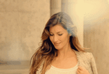 不可思議！她用一個衣架曬了100雙襪子！空間再小也不怕-酷播亮新聞