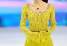 李菲兒一襲黃裙好驚艷，「柯基臀」博眼球，網友：裡面都看到了！-酷播亮新聞