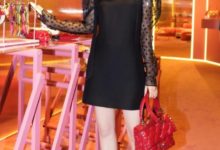 唐藝昕膽真大，裙子超短一坐都被看到了，網友：張若均急紅了眼！-酷播亮新聞