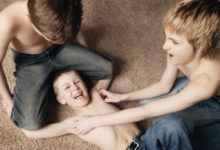 奇怪癥狀：看到別人被撓痒痒，自己笑個不停-酷播亮新聞