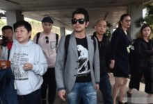 郭富城現身戛納一臉胡茬，與黑衣保鏢上演最萌身高差-酷播亮新聞