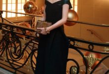 江疏影學鄧紫棋穿皮褲，撩開裙子讓人看傻眼，網友：幫你脫一下？-酷播亮新聞