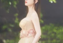 張檬穿裹胸裙真是絕了，胸姿傲人像兩個球，網友：難道胸也整了？-酷播亮新聞