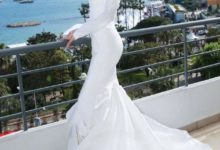 秦嵐穿白裙現身紅毯，身材好到爆炸，網友：這樣走路很累吧！-酷播亮新聞