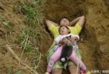 父親把自己2歲女兒抱入墳墓中躺下-酷播亮新聞
