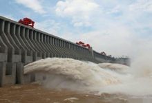 三峽大壩放出的水為啥都是向斜上方噴出的？原來有這層深意-酷播亮新聞